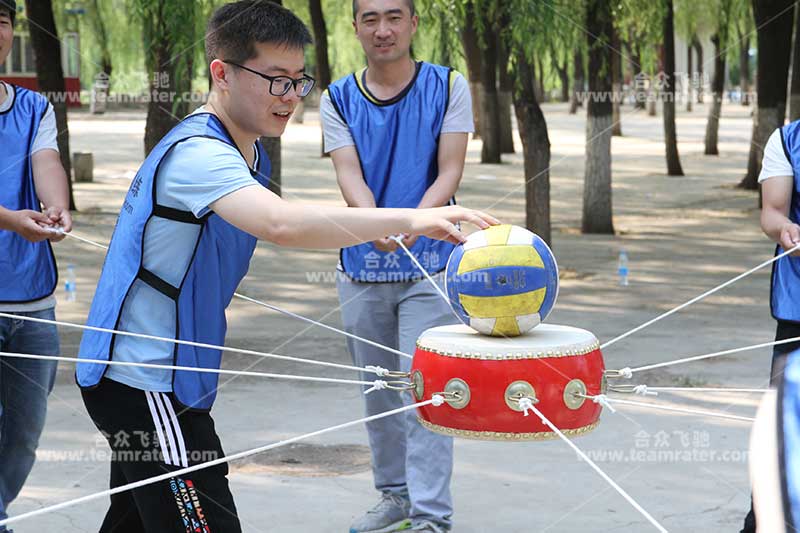击鼓颠球 击鼓颠球