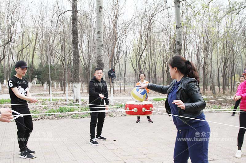 击鼓颠球 击鼓颠球